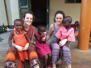 Anna und Ihre Freundin in Uganda